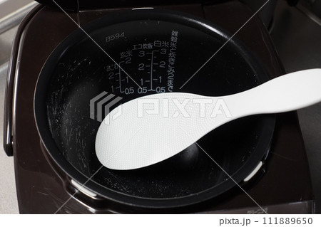 空っぽの炊飯器 111889650
