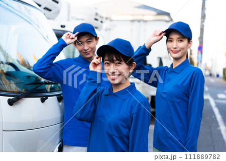 運送業の3人の男女 111889782