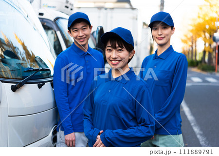 運送業の3人の男女 運送業の3人の男女 111889791