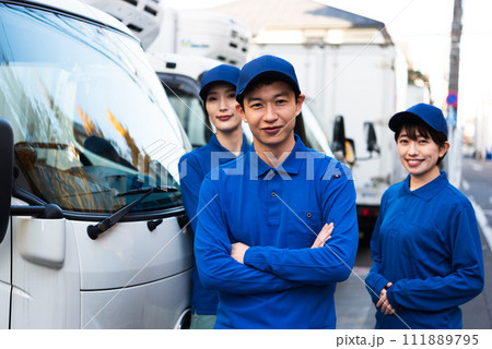 運送業の3人の男女 111889795