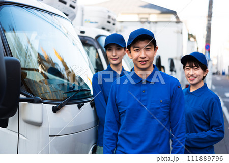 運送業の3人の男女 111889796