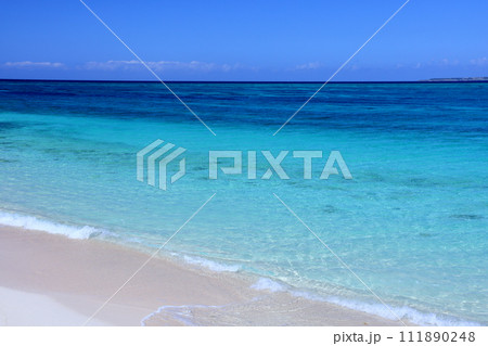 沖縄県国頭郡本部町瀬底　小さな離島水納島の水納ビーチからの水納ブルーの海が広がる景色 111890248