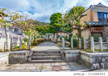 京都市左京区　第六十三代冷泉天皇　桜本陵 111890261