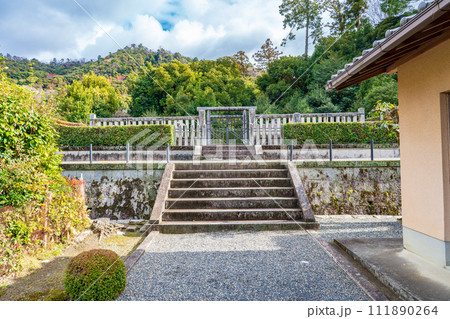 京都市左京区　第六十三代冷泉天皇　桜本陵 111890264