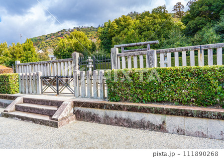 京都市左京区　第六十三代冷泉天皇　桜本陵 111890268