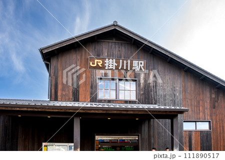 正面から見たJR掛川駅の風景(静岡県) 111890517