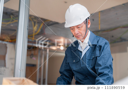 作業台で作業をする大工さん 作業台で作業をする大工さん 111890559
