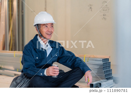 現場で休憩をする大工さん 現場で休憩をする大工さん 111890781