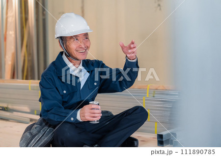 現場で休憩をする大工さん 現場で休憩をする大工さん 111890785