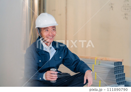 現場で休憩をする大工さん 現場で休憩をする大工さん 111890790