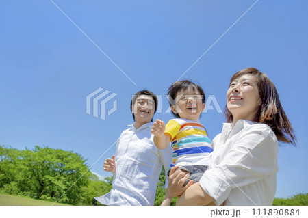 公園を歩く親子 公園を歩く親子 111890884