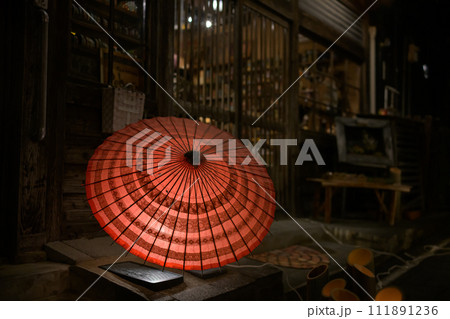 竹の灯籠と和傘の光の競演　山鹿灯籠浪漫2024年 111891236