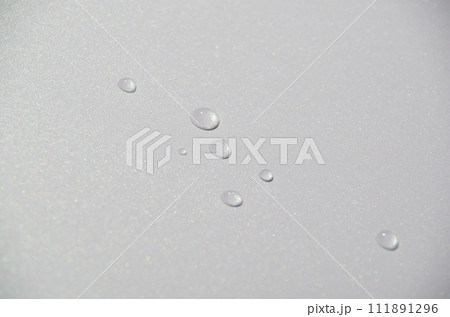 ホワイトパールメタリックの車体に水滴が付いた状態 ホワイトパールメタリックの車体に水滴が付いた状態 111891296