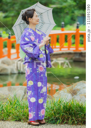 浴衣のミドル女性 111891390