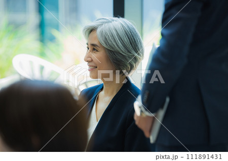 ビジネスシーン　　 111891431