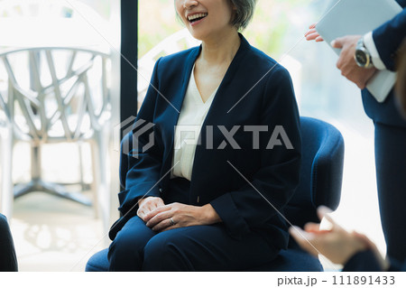 ビジネスシーン　　 111891433