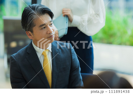 ビジネスシーン　　 111891438