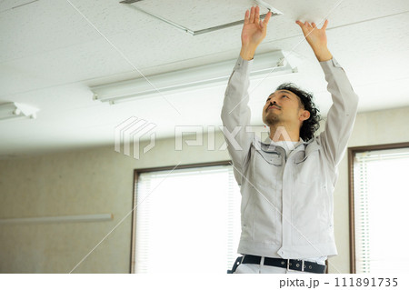 床に配線工事をする作業員 床に配線工事をする作業員 111891735