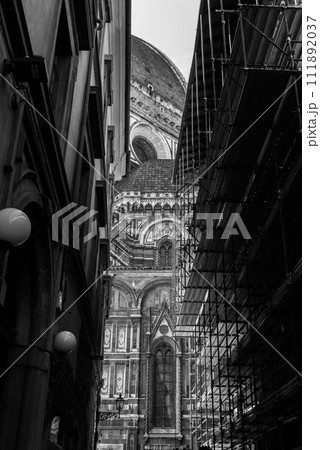 Cupola of the cathedral Santa Maria del Fiore in Florence from a street nearby 111892037