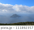 八丈島山頂より、八丈小島を望む 111892357