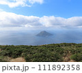 八丈島山頂から見える八丈小島 111892358