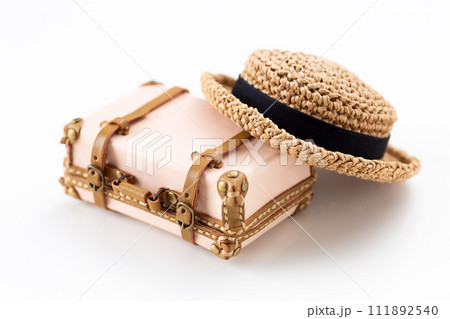 旅行鞄のトランクと麦わら帽子 111892540