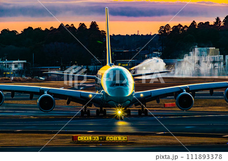 成田空港へ着陸後駐機場へ向かうエアバスA380 旅客機 成田空港へ着陸後駐機場へ向かうエアバスA380 旅客機 111893378