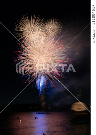 反射する花火 反射する花火 111894617