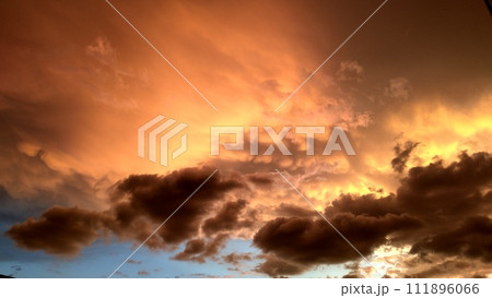 嵐の前の空 111896066
