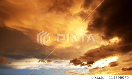 嵐の前の空 111896070