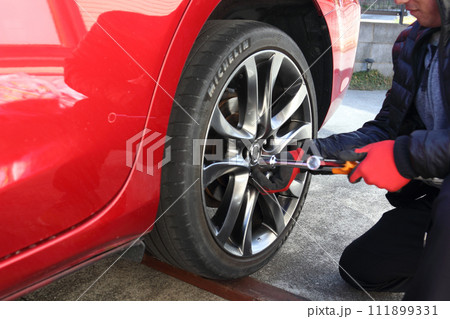 スタッドレス　タイヤ交換作業 111899331