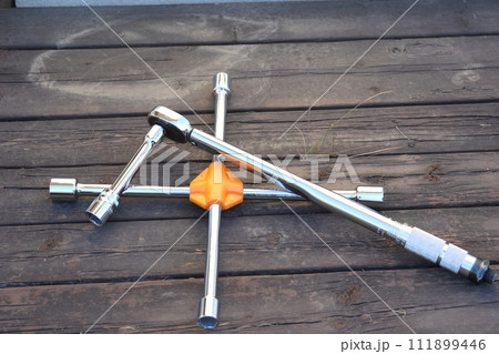 タイヤ交換の道具　クロスレンチ トルクレンチ 111899446