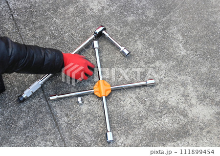 タイヤ交換の道具　クロスレンチ トルクレンチ 111899454