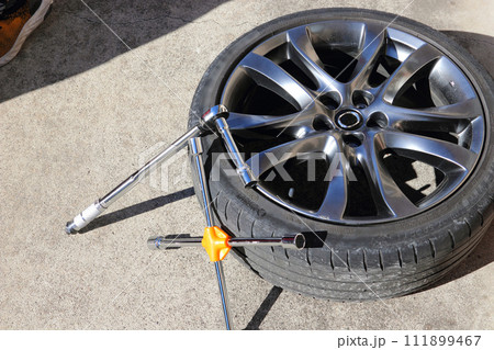 タイヤ交換の道具　クロスレンチ　ホイール 111899467