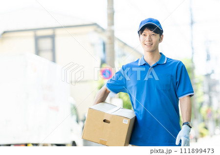 荷物を届ける宅急便の男性ドライバー 荷物を届ける宅急便の男性ドライバー 111899473