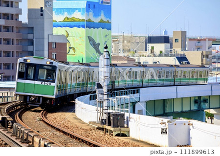 朝潮橋駅付近を走る大阪メトロ20系電車 111899613