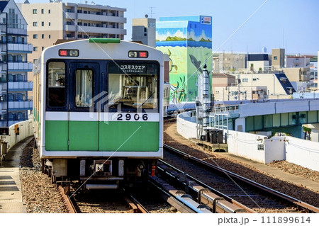 朝潮橋駅付近を走る大阪メトロ20系電車 111899614