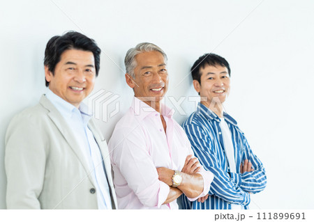 笑顔で並ぶシニア男性 111899691