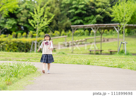 ランドセルを背負う笑顔の女の子 111899698