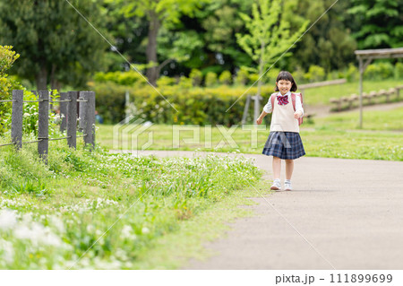 ランドセルを背負う笑顔の女の子 111899699