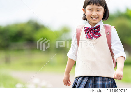 ランドセルを背負う笑顔の女の子 111899713
