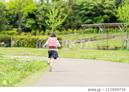 走って通学する小学生の女の子 走って通学する小学生の女の子 111899716