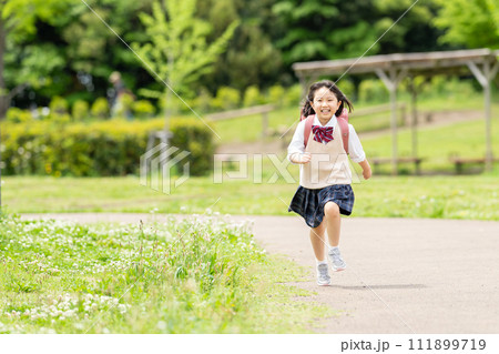 走って通学する小学生の女の子 111899719