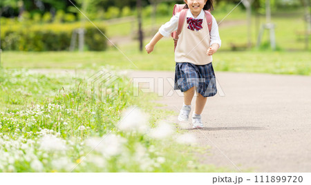ランドセルを背負う笑顔の女の子 ランドセルを背負う笑顔の女の子 111899720