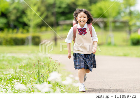 走って通学する小学生の女の子 111899722