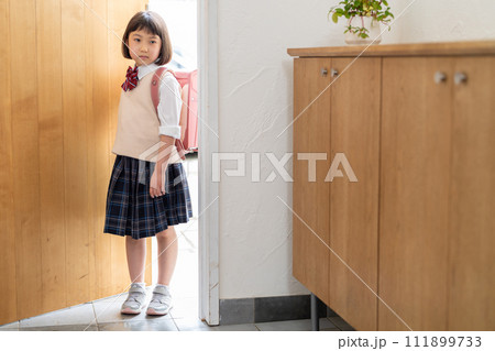 玄関に立つ小学生の女の子 玄関に立つ小学生の女の子 111899733