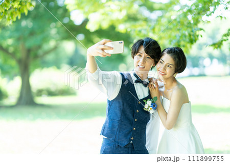 写真を撮る新郎新婦 111899755