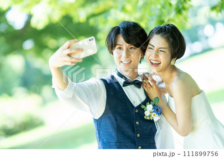 写真を撮る新郎新婦 写真を撮る新郎新婦 111899756