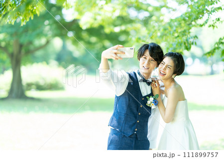 写真を撮る新郎新婦 111899757
