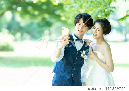 写真を撮る新郎新婦 写真を撮る新郎新婦 111899763